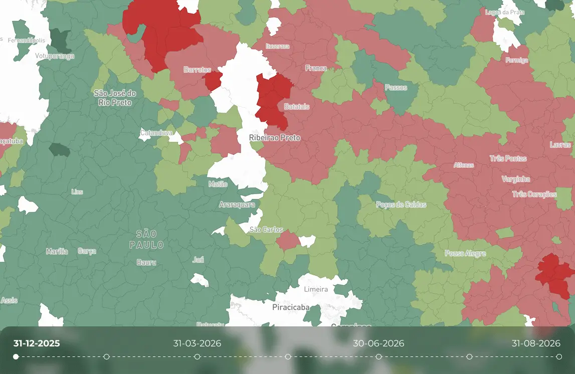 Geospatial map of São Paulo and surrounding regions displaying plot-level risk data with red and green shading, set above a timeline bar ranging from late 2025 to mid-2026.